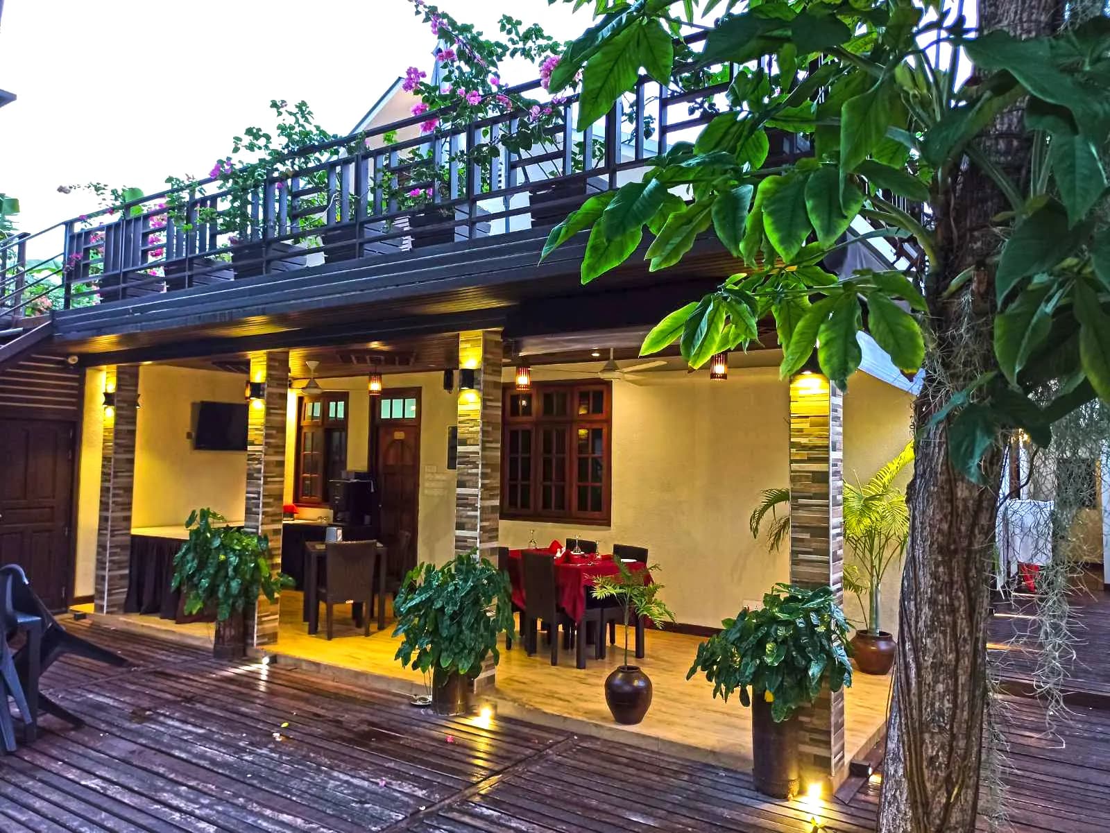 The restaurant opening onto the courtyard deck