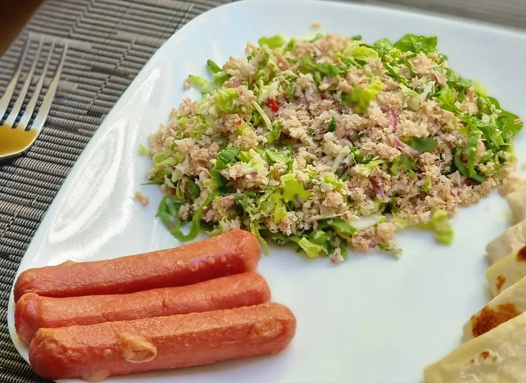 Maldivian breakfast of mashuni and roshi